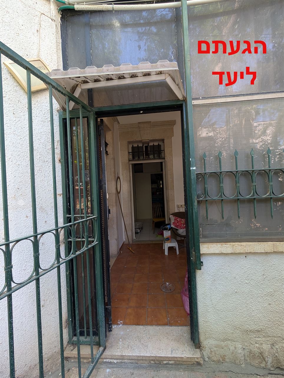 דלת הכניסה לקליניקה